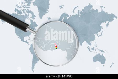 Weltkarte mit einer Lupe, die auf Togo zeigt. Karte von Togo mit der Flagge in der Schleife. Vektorgrafik. Stock Vektor