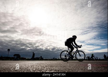 Berlin, Deutschland. Oktober 2021. Ein Radfahrer fährt über das Tempelhofer Feld. Quelle: Fabian Sommer/dpa/Alamy Live News Stockfoto