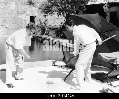 Schriftsteller JIM TULLY und JOHN GILBERT im Haus des Schauspielers in Beverly Hills 1930 Werbung für Metro Goldwyn Mayer Stockfoto