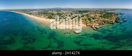 Luft- und Panoramablick auf den Strand Praia dos Tres Irmaos, Alvor, Algarve, Portugal Stockfoto