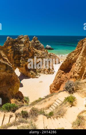 Luft- und Panoramablick auf den Strand Praia dos Tres Irmaos, Alvor, Algarve, Portugal Stockfoto