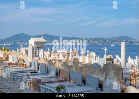 Der Seemannsfriedhof in Saint-Tropez, Frankreich, ist der Begräbnisplatz des Filmregisseurs Roger Vadim. Stockfoto