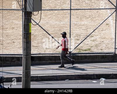 Medellin, Antioquia, Kolumbien - Dezember 23 2020: Mann mit schwarzer Maske auf der Straße Stockfoto