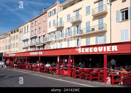 Das Senequier ist die ikonische Bar am Wasser von Saint-Tropez, Côte d'Azur, Frankreich Stockfoto