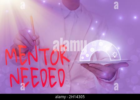 Schreiben von Text mit Anzeige Mentor erforderlich. Wort geschrieben über Mitarbeiterschulung unter Senior zugewiesen handeln als Berater Lady in Uniform Holding Pen Phone Stockfoto