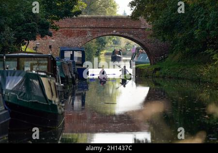 Zwei Kanufahrer machen ihren Weg unter einer Brücke auf dem Kennet & Avon Canal in der Nähe von Pewsey in Wiltshire. Bilddatum: Samstag, 16. Oktober 2021. Stockfoto