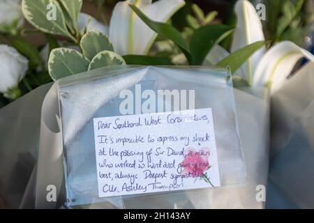 Leigh on Sea, Großbritannien. Oktober 2021. Gewerkschaftsflagge am Halbmast und Blumen in der Southend West Conservative Association zum Gedenken an Sir David Amess. Penelope Barritt/Alamy Live News Stockfoto