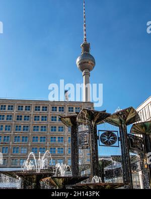 Fernsehturm, denkmalgeschütztes Gebäude im Bauhaus-Stil des Architekten Peter Behrens & Brunnen von Walter Womacka am Alexanderplatz, Mitte, Berlin Stockfoto