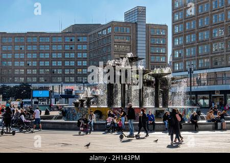 Denkmalgeschützte Bauhausgebäude des Architekten Peter Behrens und Brunnen von Walter Womacka am Alexanderplatz, Mitte, Berlin Stockfoto