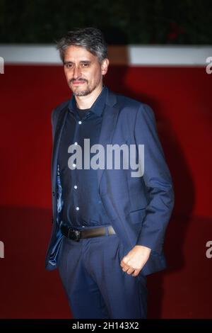 Rom, Italien. Oktober 2021. Marcel Barrena läuft auf dem roten Teppich des Films Mediterraneo-das Gesetz des Meeres, dessen Regisseur er ist. Im Auditorium Parco della Musica. (Foto: Gennaro Leonardi/Pacific Press) Quelle: Pacific Press Media Production Corp./Alamy Live News Stockfoto