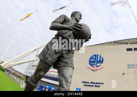 Die Statue des Nat Lofthouse vor dem Stadion der Universität von Bolton, dem Heimstadion der Bolton Wanderers Stockfoto