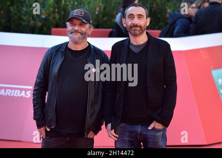 Rom, Italien. Oktober 2021. ROM, ITALIEN - 15. OKTOBER: Marco Manetti und Antonio Manetti, alias Manetti Bros., besuchen den roten Teppich von Manetti Bros während des 16. Rome Film Fest 2021 am 15. Oktober 2021 in Rom, Italien. Kredit: dpa/Alamy Live Nachrichten Stockfoto