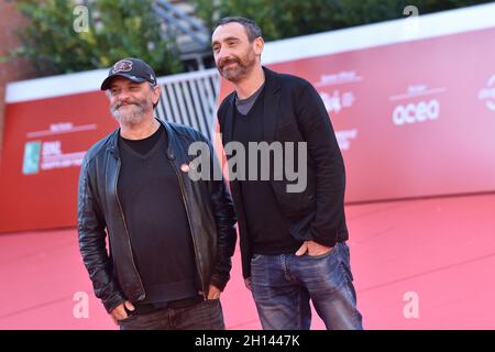 Rom, Italien. Oktober 2021. ROM, ITALIEN - 15. OKTOBER: Marco Manetti und Antonio Manetti, alias Manetti Bros., besuchen den roten Teppich von Manetti Bros während des 16. Rome Film Fest 2021 am 15. Oktober 2021 in Rom, Italien. Kredit: dpa/Alamy Live Nachrichten Stockfoto