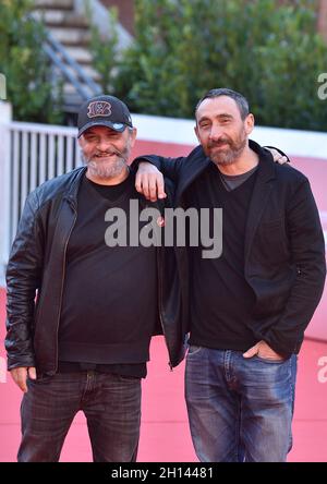 Rom, Italien. Oktober 2021. ROM, ITALIEN - 15. OKTOBER: Marco Manetti und Antonio Manetti, alias Manetti Bros., besuchen den roten Teppich von Manetti Bros während des 16. Rome Film Fest 2021 am 15. Oktober 2021 in Rom, Italien. Kredit: dpa/Alamy Live Nachrichten Stockfoto