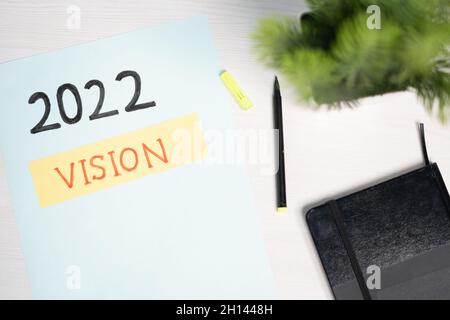 Draufsicht der schriftlichen 2022 Vision auf Papier - Konzept der neuen Strategie und der zukünftigen Zielsetzung oder Planung. Stockfoto