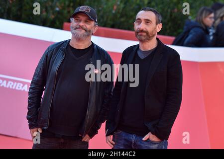 Rom, Italien. Oktober 2021. ROM, ITALIEN - 15. OKTOBER: Marco Manetti und Antonio Manetti, alias Manetti Bros., besuchen den roten Teppich von Manetti Bros während des 16. Rome Film Fest 2021 am 15. Oktober 2021 in Rom, Italien. Kredit: dpa/Alamy Live Nachrichten Stockfoto