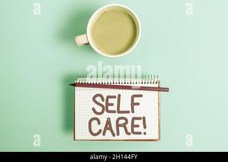 Handschrift Text Self Care. Konzeptuelle Fotopraxis zum Handeln Bewahren oder verbessern der eigenen Gesundheit Anzeige von verschiedenen Farb-Sticker-Notizen Stockfoto