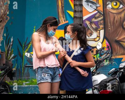 Medellin, Antioquia, Kolumbien - 6 2021. Januar: Zwei Mädchen, die Hände halten, machen einen freundlichen Spaziergang Stockfoto