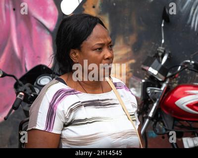 Medellin, Antioquia Kolumbien - Januar 6 2021: Die schwarze Lateinerin wartet auf ihren Mann gegen Urban Background Stockfoto