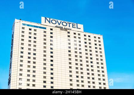 Warschau, Polen - 1. September 2018: Luxuriöses Novotel Hotel, Wolkenkratzer im Zentrum von Warschau, Polen Stockfoto