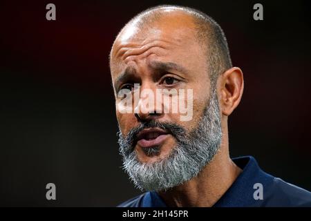 Fileboto vom 26-09-2021 des Tottenham Hotspur-Managers Nuno Espirito Santo wird nach dem Premier League-Spiel im Emirates Stadium, London, interviewt. Nuno Espirito Santo gibt zu, dass es eine harte erste 100-Tage-Leitung für Tottenham war. Ausgabedatum: Samstag, 16. Oktober 2021. Stockfoto