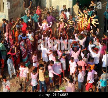 Dhaka, Bangladesch. Oktober 2021. Hinduistische Anhänger tauchen am letzten Tag des Durga Puja-Festivals ein Lehmidol der Hindu-Göttin Durga im Buriganga-Fluss ein. Das größte religiöse Fest der Hindu-Gemeinde Bangalee endete am Freitag mit dem Eintauchen der Idole der Göttin Durga und ihrer Kinder entlang des Flusses. Am 15. Oktober 2021 in Dhaka, Bangladesch. (Foto von Habibur Rahman/ Eyepix Group) Quelle: Eyepix Group/Alamy Live News Stockfoto