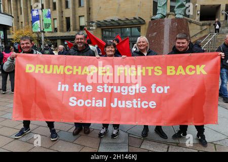 Glasgow, Großbritannien. Oktober 2021. Aktivisten aus GLASGOW GEGEN SCHLIESSUNGEN marschierten durch das Stadtzentrum von Glasgow und forderten, dass alle Veranstaltungsorte der Stadt, einschließlich Bibliotheken, Museen und Sporteinrichtungen, nach ihrer Schließung aufgrund der Pandemie von Covid 19 wieder eröffnet werden. Im vergangenen Monat VERANSTALTETE GLASGOW GEGEN SCHLIESSUNGEN eine Demonstration vor dem schottischen Parlament, in der eine angemessene Finanzierung für die Veranstaltungsorte gefordert wurde. der stadtrat von Glasgow hat einige der Einrichtungen wieder eröffnet, behauptet aber, dass er aufgrund der Pandemie über £38 Millionen an Einnahmen verloren hat. Kredit: Findlay/Alamy Live Nachrichten Stockfoto