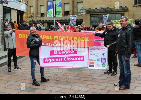 Glasgow, Großbritannien. Oktober 2021. Aktivisten aus GLASGOW GEGEN SCHLIESSUNGEN marschierten durch das Stadtzentrum von Glasgow und forderten, dass alle Veranstaltungsorte der Stadt, einschließlich Bibliotheken, Museen und Sporteinrichtungen, nach ihrer Schließung aufgrund der Pandemie von Covid 19 wieder eröffnet werden. Im vergangenen Monat VERANSTALTETE GLASGOW GEGEN SCHLIESSUNGEN eine Demonstration vor dem schottischen Parlament, in der eine angemessene Finanzierung für die Veranstaltungsorte gefordert wurde. der stadtrat von Glasgow hat einige der Einrichtungen wieder eröffnet, behauptet aber, dass er aufgrund der Pandemie über £38 Millionen an Einnahmen verloren hat. Kredit: Findlay/Alamy Live Nachrichten Stockfoto