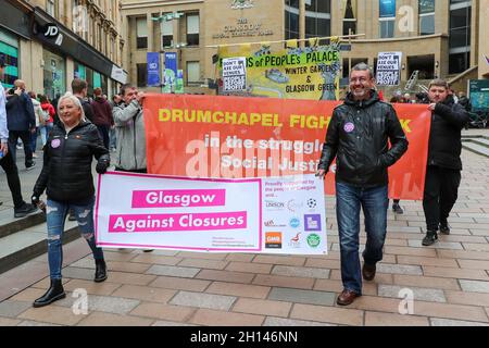 Glasgow, Großbritannien. Oktober 2021. Aktivisten aus GLASGOW GEGEN SCHLIESSUNGEN marschierten durch das Stadtzentrum von Glasgow und forderten, dass alle Veranstaltungsorte der Stadt, einschließlich Bibliotheken, Museen und Sporteinrichtungen, nach ihrer Schließung aufgrund der Pandemie von Covid 19 wieder eröffnet werden. Im vergangenen Monat VERANSTALTETE GLASGOW GEGEN SCHLIESSUNGEN eine Demonstration vor dem schottischen Parlament, in der eine angemessene Finanzierung für die Veranstaltungsorte gefordert wurde. der stadtrat von Glasgow hat einige der Einrichtungen wieder eröffnet, behauptet aber, dass er aufgrund der Pandemie über £38 Millionen an Einnahmen verloren hat. Kredit: Findlay/Alamy Live Nachrichten Stockfoto