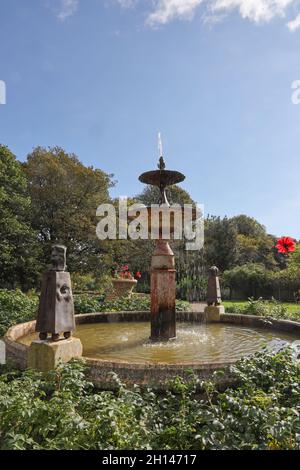 Bunte Blumenbeete umgeben einen Brunnen im Rosengarten des Devonport Park in Plymouth wird oft als der Peoples Park bezeichnet. Vollständig erfasst Stockfoto