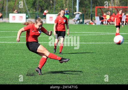 Seren Watkins in Aktion für den Cyncoed Ladies Football Club Stockfoto