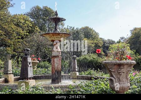 Bunte Blumenbeete umgeben einen Brunnen im Rosengarten des Devonport Park in Plymouth wird oft als der Peoples Park bezeichnet. Vollständig erfasst Stockfoto