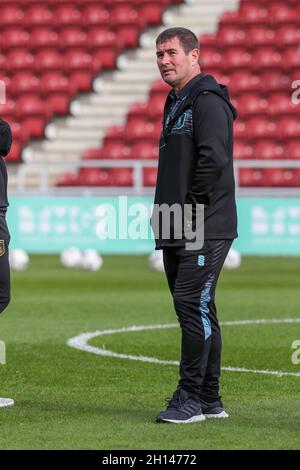 Northampton, Großbritannien. 16. Oktober 2021. Mansfield Town-Manager Nigel Clough vor dem Spiel der Sky Bet League 2 zwischen Northampton Town und Mansfield Town im PTS Academy Stadium, Northampton am Samstag, den 16. Oktober 2021. (Kredit: John Cripps | MI Nachrichten) Kredit: MI Nachrichten & Sport /Alamy Live Nachrichten Stockfoto