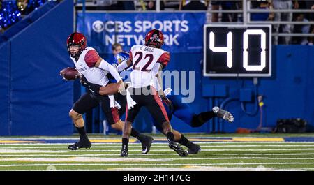 15. Oktober 2021, San Jose, CA USA der San Diego State Quarterback Jordon Brookshire (4) versucht zu vermeiden, während des NCAA Football-Spiels zwischen den San Diego State Aztecs und den San Jose State Spartans angegangen zu werden. Aztecs gewann in Überstunden 19-13 im CEFCU Stadium San Jose, CA. Thurman James/CSM Stockfoto