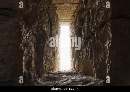 Loophole ist eine schmale Öffnung in einem Brustwerk oder in defensiven Steinmauern. Die Aussparung im Graben ist ein Blick von innen. Stockfoto