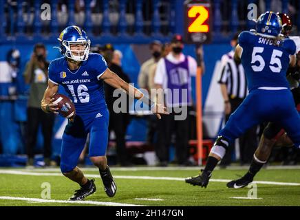 15. Oktober 2021, San Jose, CA USA San Jose State Quarterback Nick Nash (16) sucht während des NCAA Football-Spiels zwischen den San Diego State Aztecs und den San Jose State Spartans nach Tiefpassern. Aztecs gewann in Überstunden 19-13 im CEFCU Stadium San Jose, CA. Thurman James/CSM Stockfoto