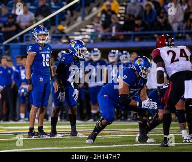 15. Oktober 2021, San Jose, CA USA der San Jose State Quarterback Nick Nash (16) blickt während des NCAA Football-Spiels zwischen den San Diego State Aztecs und den San Jose State Spartans auf die Verteidigung der Azteken. Aztecs gewann in Überstunden 19-13 im CEFCU Stadium San Jose, CA. Thurman James/CSM Stockfoto