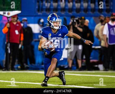 15. Oktober 2021, San Jose, CA USA San Jose State Quarterback Nick Nash (16) sucht während des NCAA Football-Spiels zwischen den San Diego State Aztecs und den San Jose State Spartans nach Tiefpassern. Aztecs gewann in Überstunden 19-13 im CEFCU Stadium San Jose, CA. Thurman James/CSM Stockfoto