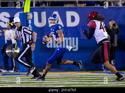 15. Oktober 2021, San Jose, CA USA San Jose State Quarterback Nick Nash (16) sucht während des NCAA Football-Spiels zwischen den San Diego State Aztecs und den San Jose State Spartans nach Tiefpassern. Aztecs gewann in Überstunden 19-13 im CEFCU Stadium San Jose, CA. Thurman James/CSM Stockfoto