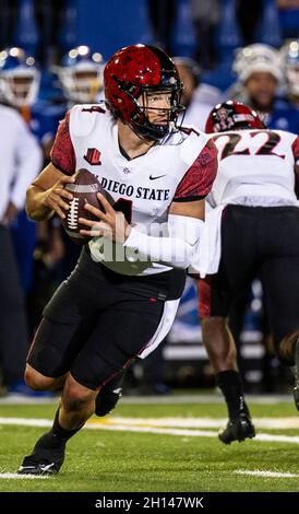 15. Oktober 2021, San Jose, CA USA der Quarterback der San Diego State Aztecs Jordon Brookshire (4) sucht während des NCAA-Fußballspiels zwischen den San Diego State Aztecs und den San Jose State Spartans nach dem Tiefpass. Aztecs gewann in Überstunden 19-13 im CEFCU Stadium San Jose, CA. Thurman James/CSM Stockfoto