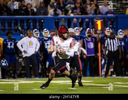 15. Oktober 2021, San Jose, CA USA der Quarterback der San Diego State Aztecs Jordon Brookshire (4) sucht während des NCAA-Fußballspiels zwischen den San Diego State Aztecs und den San Jose State Spartans nach dem Tiefpass. Aztecs gewann in Überstunden 19-13 im CEFCU Stadium San Jose, CA. Thurman James/CSM Stockfoto