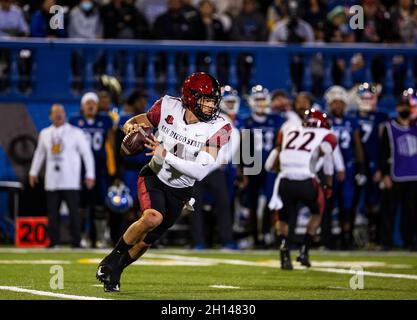 15. Oktober 2021, San Jose, CA USA der Quarterback der San Diego State Aztecs Jordon Brookshire (4) sucht während des NCAA-Fußballspiels zwischen den San Diego State Aztecs und den San Jose State Spartans nach dem Tiefpass. Aztecs gewann in Überstunden 19-13 im CEFCU Stadium San Jose, CA. Thurman James/CSM Stockfoto