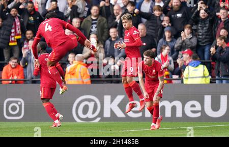 Roberto Firmino aus Liverpool (zweiter rechts) feiert das fünfte Tor seiner Spielgruppe während des Spiels in der Premier League in der Vicarage Road, Watford. Bilddatum: Samstag, 16. Oktober 2021. Stockfoto