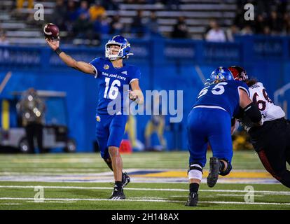 15. Oktober 2021, San Jose, CA USA der San Jose State Quarterback Nick Nash (16) wirft während des NCAA Football-Spiels zwischen den San Diego State Aztecs und den San Jose State Spartans einen tiefen Pass. Aztecs gewann in Überstunden 19-13 im CEFCU Stadium San Jose, CA. Thurman James/CSM Stockfoto