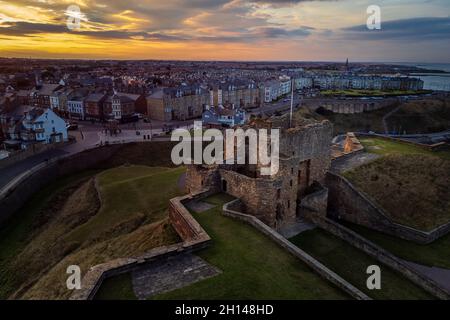 Luftaufnahme von Tyneside Priorat & Burg bei Sonnenuntergang Stockfoto