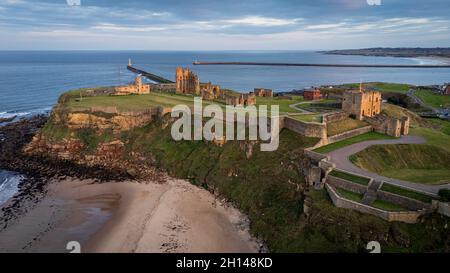 Luftaufnahme von Tyneside Priorat & Burg bei Sonnenuntergang Stockfoto