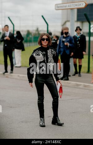 Street Style, Alexandra Pereira bei der Hermes Spring Summer 2022 Show, die am 2. Oktober in Astonsky, Le Bourget Airport, Frankreich, stattfand, 2021. Foto von Marie-Paola Bertrand-Hillion/ABACAPRESS.COM Stockfoto