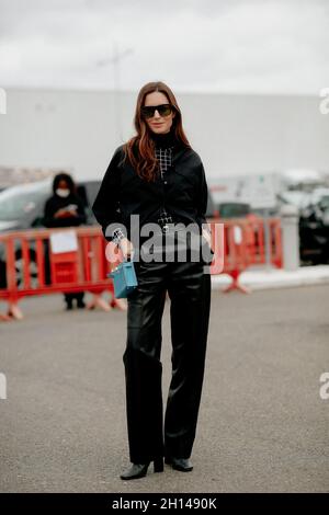 Street Style, Gala Gonzalez bei Ankunft bei der Hermes Spring Summer 2022 Show, die am 2. Oktober in Astonsky, Le Bourget Airport, Frankreich, stattfand, 2021. Foto von Marie-Paola Bertrand-Hillion/ABACAPRESS.COM Stockfoto