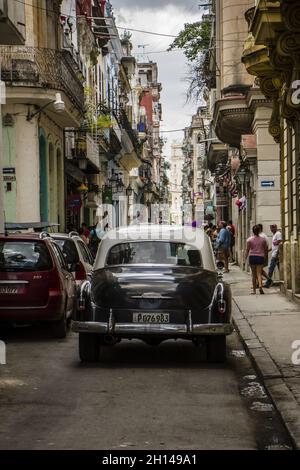 HABANA, KUBA - 24. Jun 2017: Die Straßen von Alt-Havanna voller Autos ein sonniger Tag Stockfoto