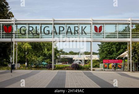 Essen, Nordrhein-Westfalen, Deutschland - Haupteingang zum Essener Grugapark, einem Park, ist von der ersten großen Ruhrlaendischen Gartenschau aus zu sehen Stockfoto